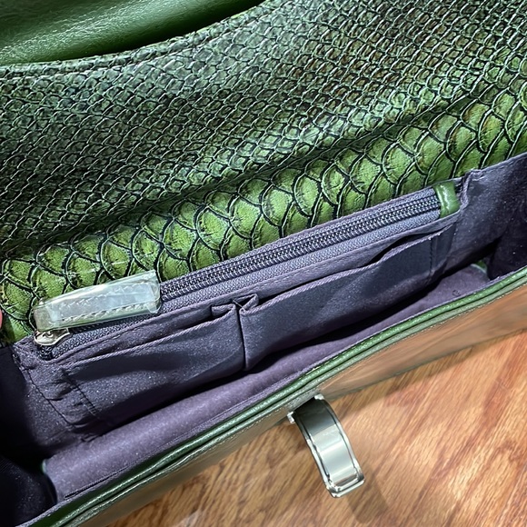 Green vegan leather shoulder purse unique hardware - Picture 8 of 16